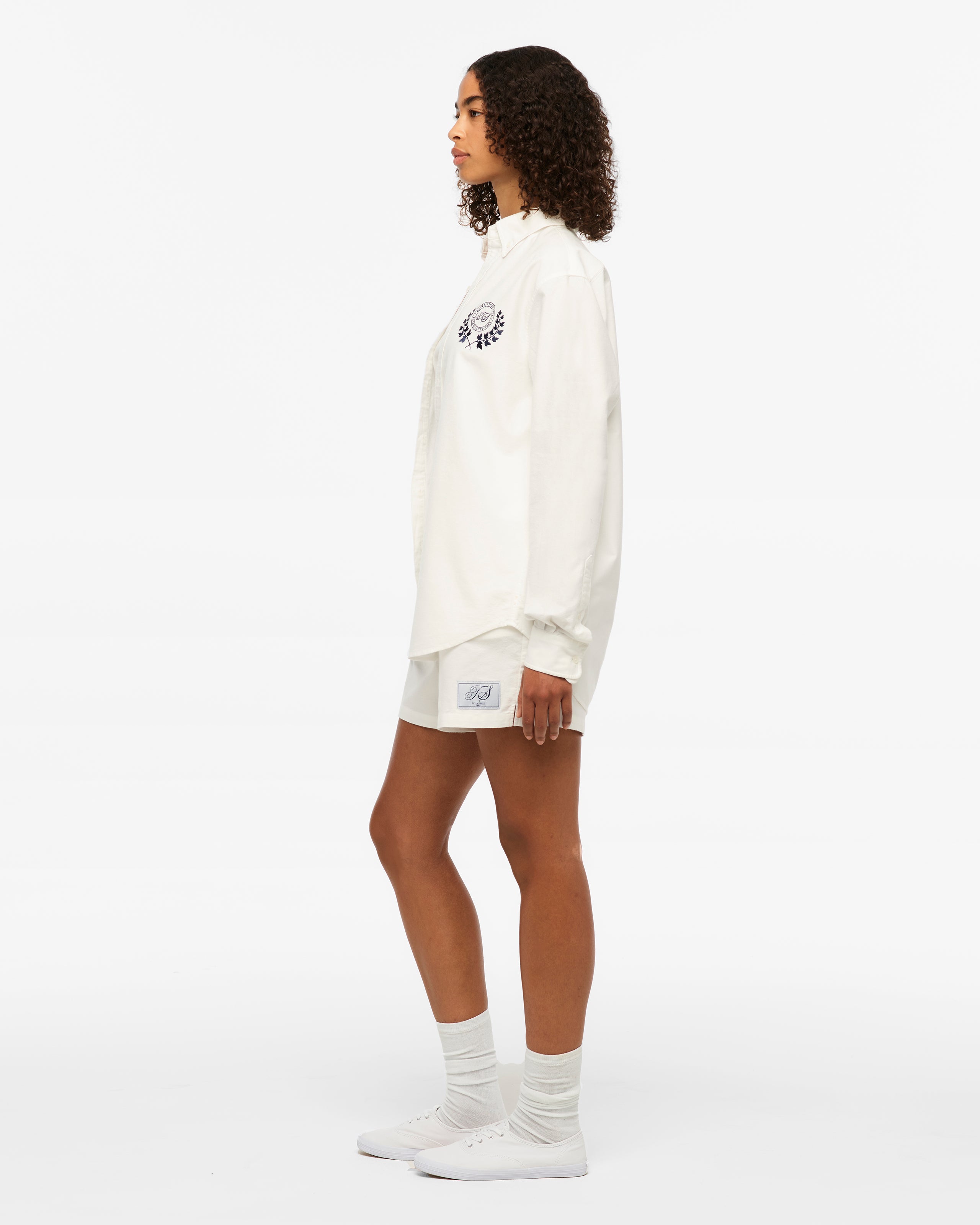 TS Crest White Oxford Shorts S model side