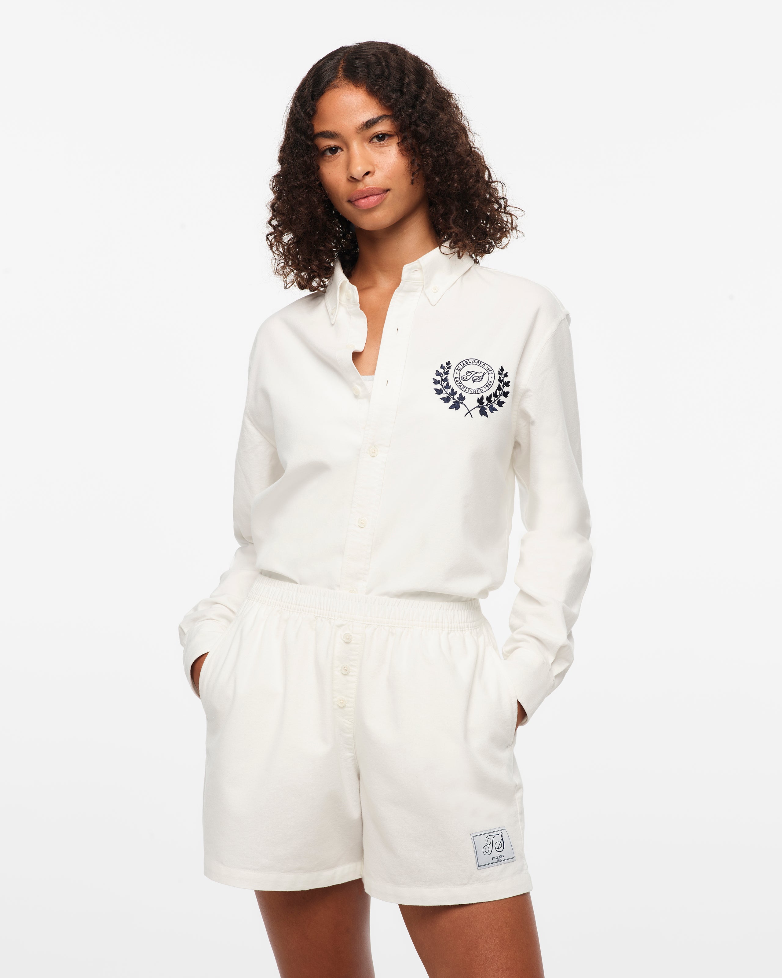 TS Crest White Oxford Shorts S model close up